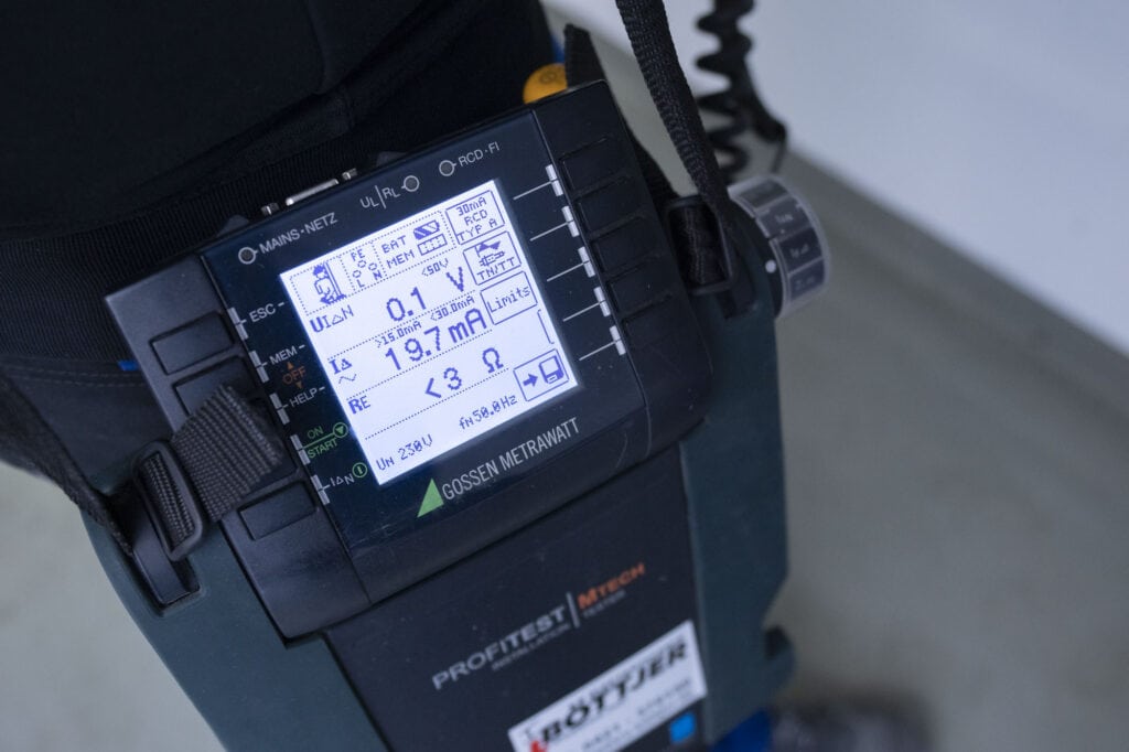 Messgerät für Elektroinstallationstests im Einsatz