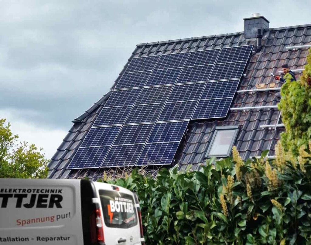 Solaranlagen-Installation auf Hausdach.