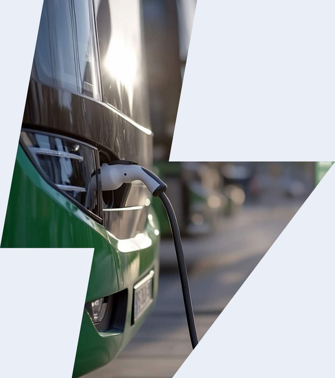 Ausschnitt eines Fotos, der durch eine grafische Zickzack-Form im Stil eines Blitzsymbols freigestellt ist. Im sichtbaren Bereich befindet sich die Front eines grünen Elektrobusses mit eingestecktem Ladekabel. Der Ladeanschluss befindet sich auf der linken Seite nahe dem Scheinwerfer. Das Kabel hängt nach unten und führt aus dem Bild heraus.