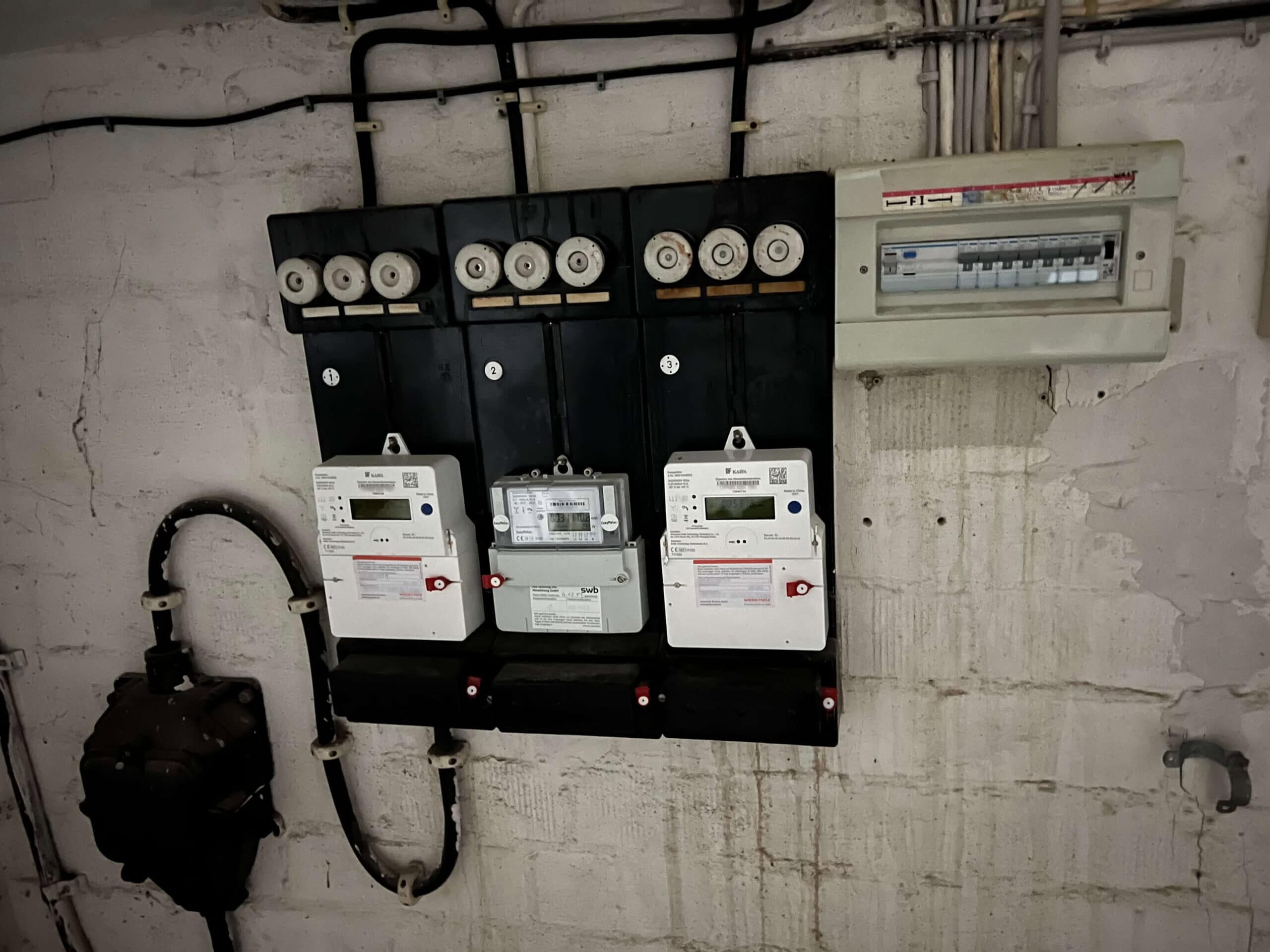 Eine alte schwarze Zählertafel mit weißen Knöpfen.